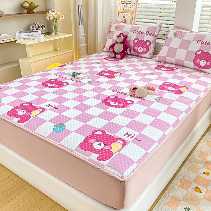 91家纺网 家纺一手货源 找家纺 慕梵家居 2025新款冰豆豆数码印花圆网凉席款凉席席子三件套 可爱熊-粉