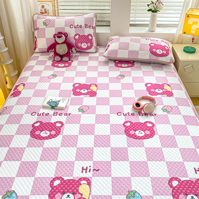 91家纺网 家纺一手货源 找家纺 慕梵家居 2025新款冰豆豆数码印花圆网凉席款凉席席子三件套 可爱熊-粉