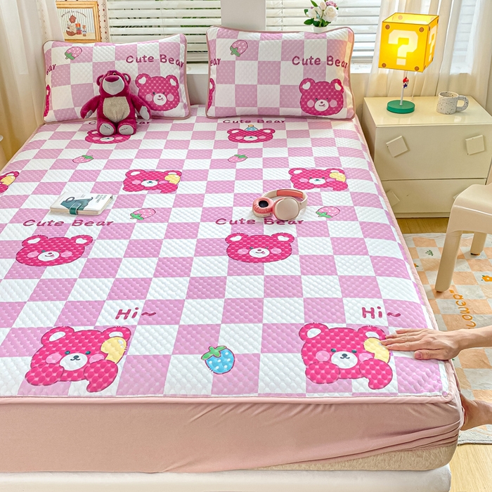 91家纺网 家纺一手货源 找家纺 慕梵家居 2025新款冰豆豆数码印花圆网凉席款凉席席子三件套 可爱熊-粉