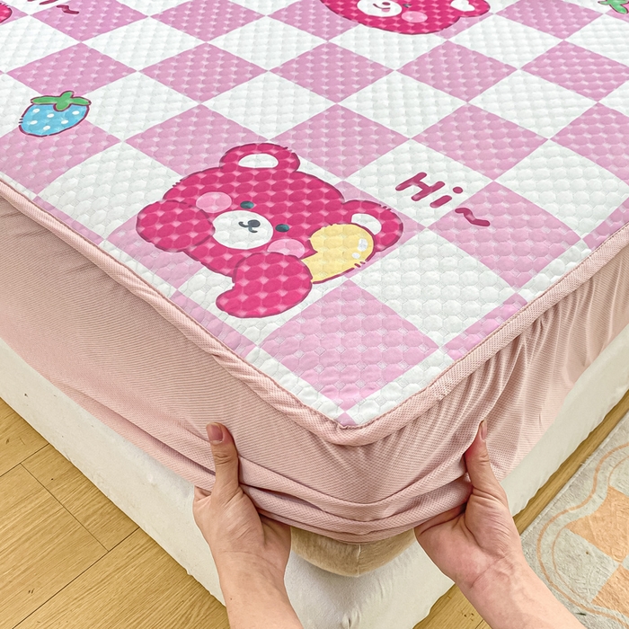 91家纺网 家纺一手货源 找家纺 慕梵家居 2025新款冰豆豆数码印花圆网凉席款凉席席子三件套 可爱熊-粉