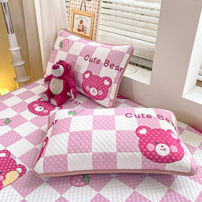 91家纺网 家纺一手货源 找家纺 慕梵家居 2025新款冰豆豆数码印花圆网凉席款凉席席子三件套 可爱熊-粉