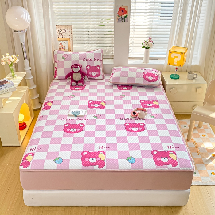 91家纺网 家纺一手货源 找家纺 慕梵家居 2025新款冰豆豆数码印花圆网凉席款凉席席子三件套 可爱熊-粉