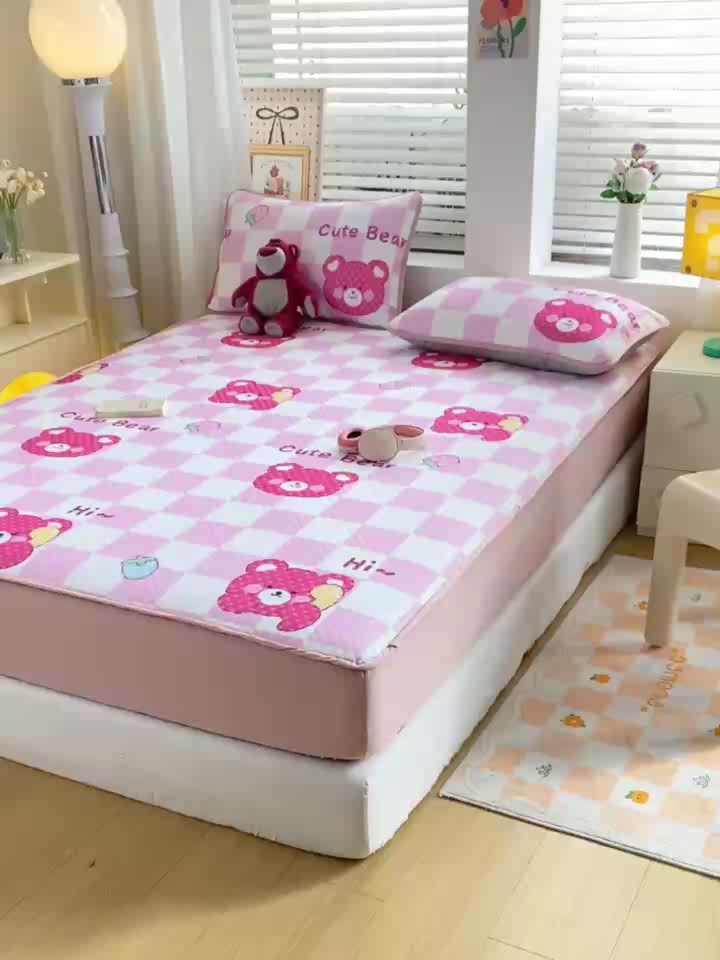 91家纺网 家纺一手货源 找家纺 慕梵家居 2025新款冰豆豆数码印花圆网凉席款凉席席子三件套 可爱熊-粉