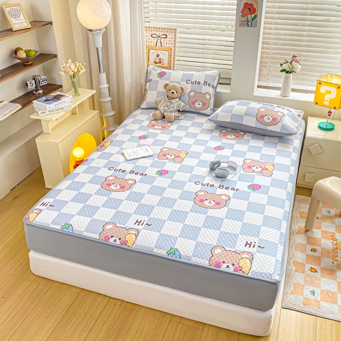 91家纺网 家纺一手货源 找家纺 慕梵家居 2025新款冰豆豆数码印花圆网凉席款凉席席子三件套 可爱熊-蓝