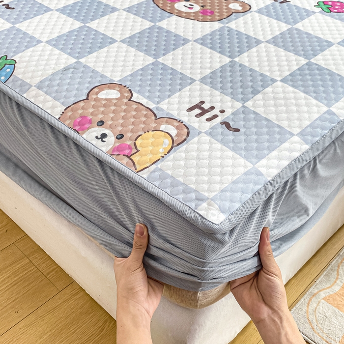 91家纺网 家纺一手货源 找家纺 慕梵家居 2025新款冰豆豆数码印花圆网凉席款凉席席子三件套 可爱熊-蓝