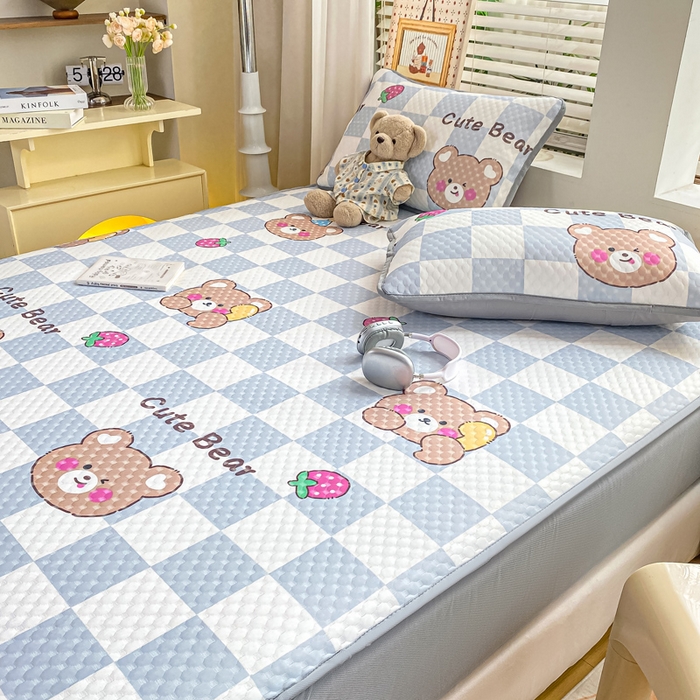 91家纺网 家纺一手货源 找家纺 慕梵家居 2025新款冰豆豆数码印花圆网凉席款凉席席子三件套 可爱熊-蓝