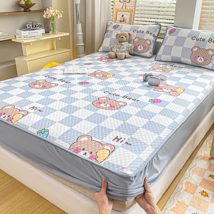 91家纺网 家纺一手货源 找家纺 慕梵家居 2025新款冰豆豆数码印花圆网凉席款凉席席子三件套 可爱熊-蓝