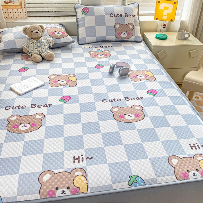 91家纺网 家纺一手货源 找家纺 慕梵家居 2025新款冰豆豆数码印花圆网凉席款凉席席子三件套 可爱熊-蓝