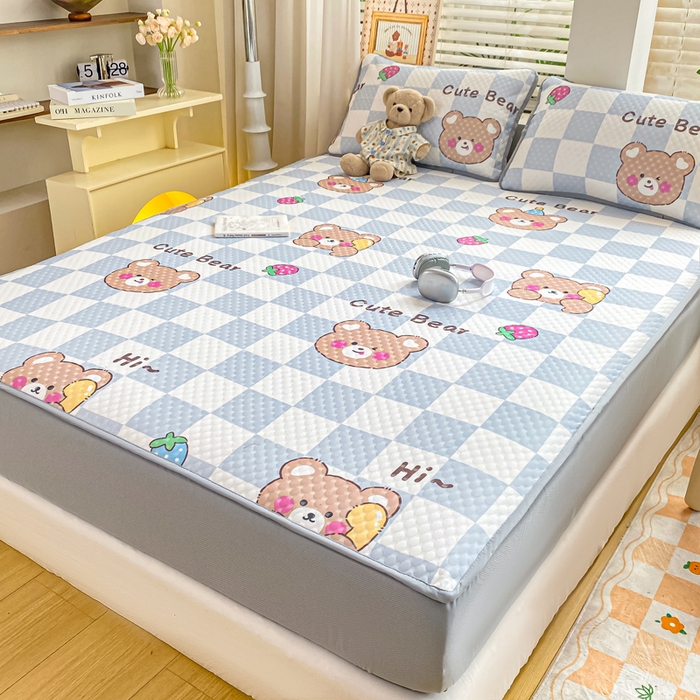 91家纺网 家纺一手货源 找家纺 慕梵家居 2025新款冰豆豆数码印花圆网凉席款凉席席子三件套 可爱熊-蓝