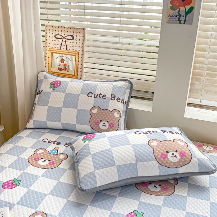 91家纺网 家纺一手货源 找家纺 慕梵家居 2025新款冰豆豆数码印花圆网凉席款凉席席子三件套 可爱熊-蓝