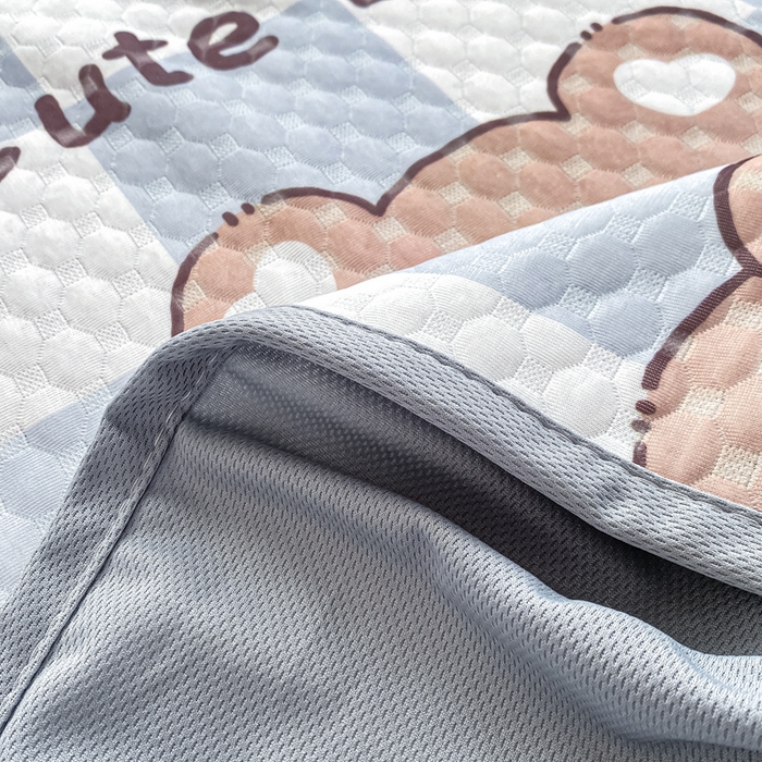 91家纺网 家纺一手货源 找家纺 慕梵家居 2025新款冰豆豆数码印花圆网凉席款凉席席子三件套 可爱熊-蓝