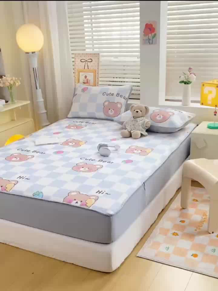 91家纺网 家纺一手货源 找家纺 慕梵家居 2025新款冰豆豆数码印花圆网凉席款凉席席子三件套 可爱熊-蓝