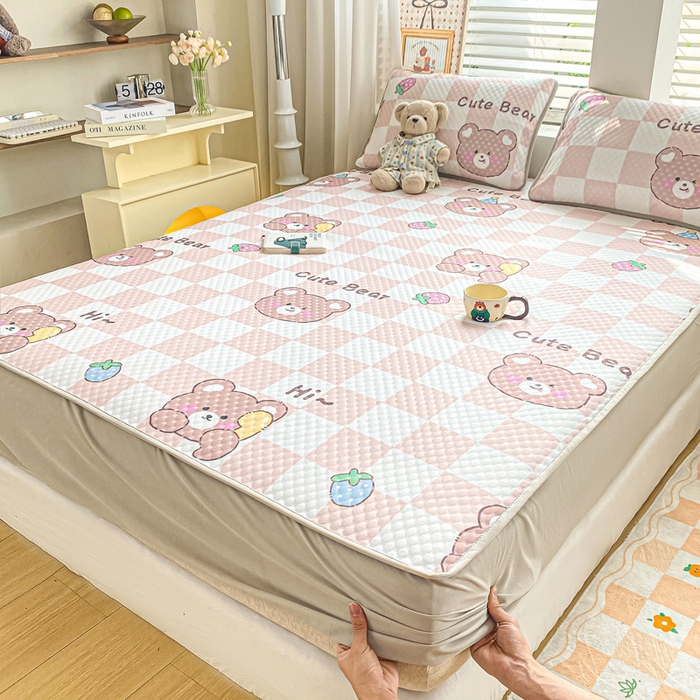 91家纺网 家纺一手货源 找家纺 慕梵家居 2025新款冰豆豆数码印花圆网凉席款凉席席子三件套 可爱熊-咖