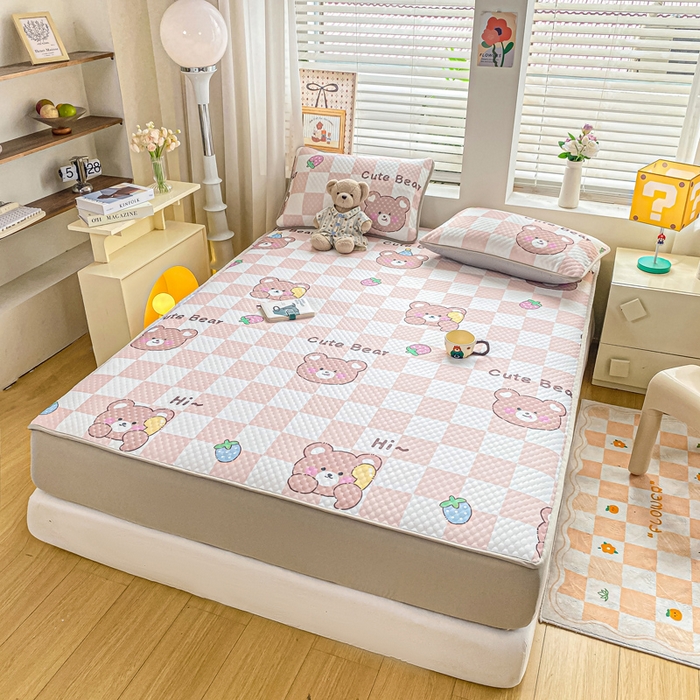 91家纺网 家纺一手货源 找家纺 慕梵家居 2025新款冰豆豆数码印花圆网凉席款凉席席子三件套 可爱熊-咖