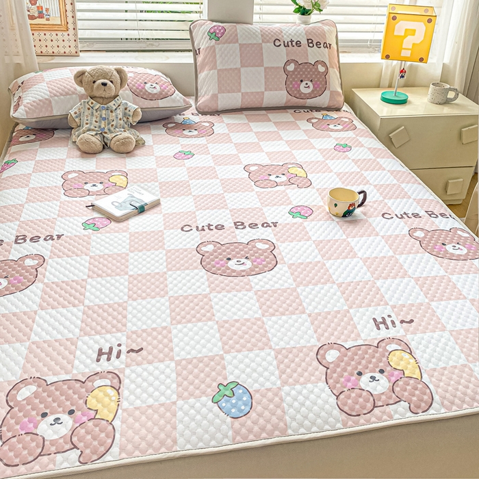 91家纺网 家纺一手货源 找家纺 慕梵家居 2025新款冰豆豆数码印花圆网凉席款凉席席子三件套 可爱熊-咖