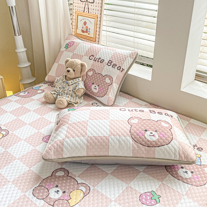 91家纺网 家纺一手货源 找家纺 慕梵家居 2025新款冰豆豆数码印花圆网凉席款凉席席子三件套 可爱熊-咖