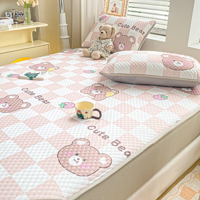 91家纺网 家纺一手货源 找家纺 慕梵家居 2025新款冰豆豆数码印花圆网凉席款凉席席子三件套 可爱熊-咖