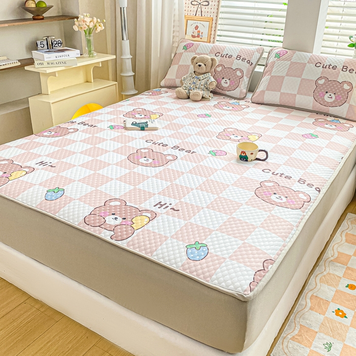 91家纺网 家纺一手货源 找家纺 慕梵家居 2025新款冰豆豆数码印花圆网凉席款凉席席子三件套 可爱熊-咖