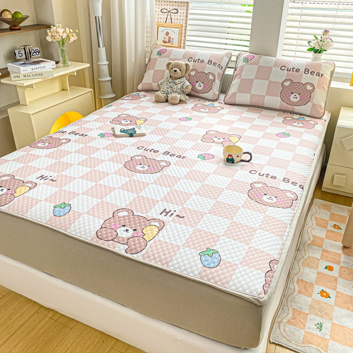 91家纺网 家纺一手货源 找家纺 慕梵家居 2025新款冰豆豆数码印花圆网凉席款凉席席子三件套 可爱熊-咖