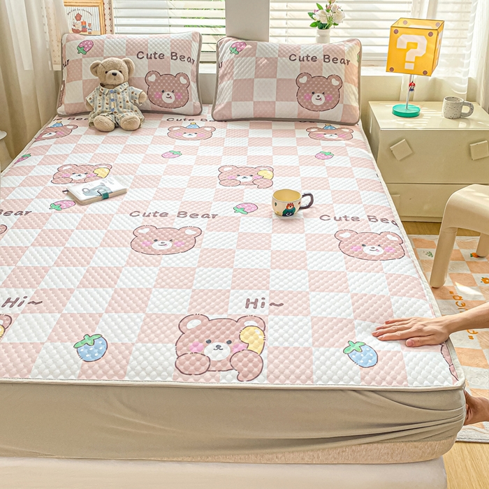 91家纺网 家纺一手货源 找家纺 慕梵家居 2025新款冰豆豆数码印花圆网凉席款凉席席子三件套 可爱熊-咖