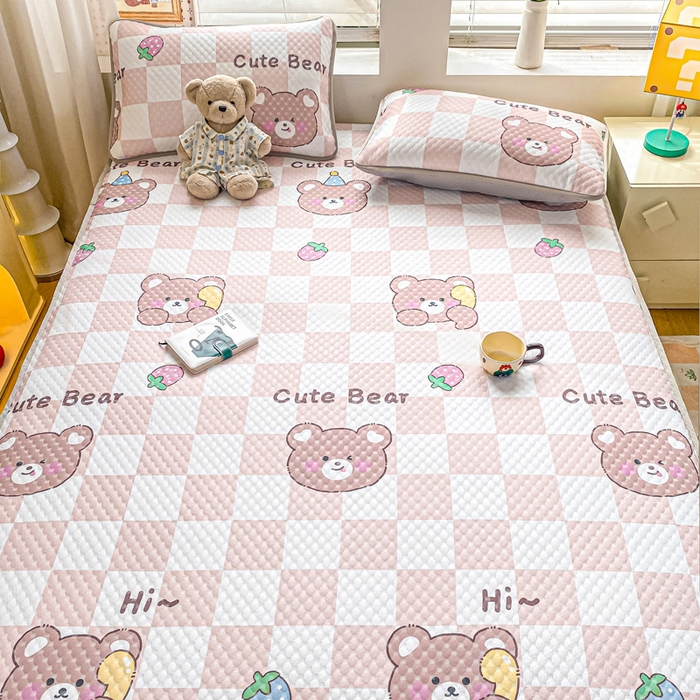 91家纺网 家纺一手货源 找家纺 慕梵家居 2025新款冰豆豆数码印花圆网凉席款凉席席子三件套 可爱熊-咖