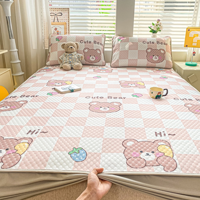 91家纺网 家纺一手货源 找家纺 慕梵家居 2025新款冰豆豆数码印花圆网凉席款凉席席子三件套 可爱熊-咖