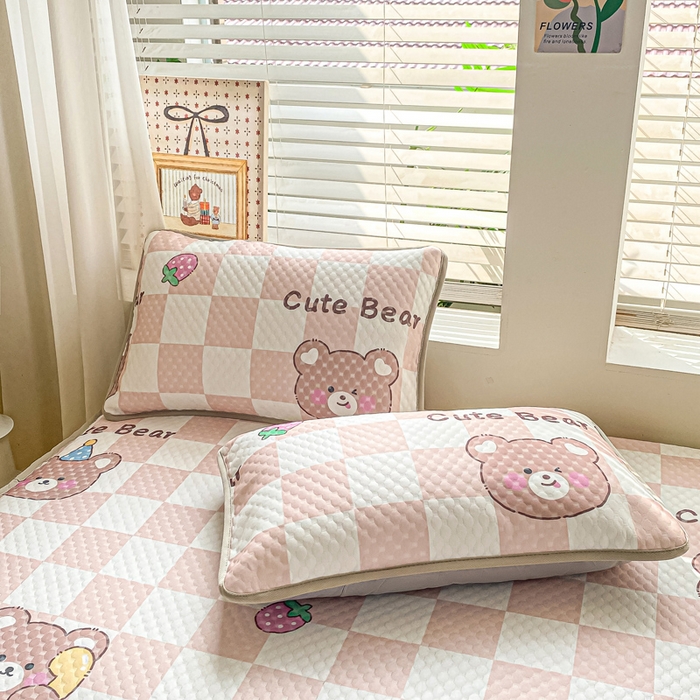 91家纺网 家纺一手货源 找家纺 慕梵家居 2025新款冰豆豆数码印花圆网凉席款凉席席子三件套 可爱熊-咖