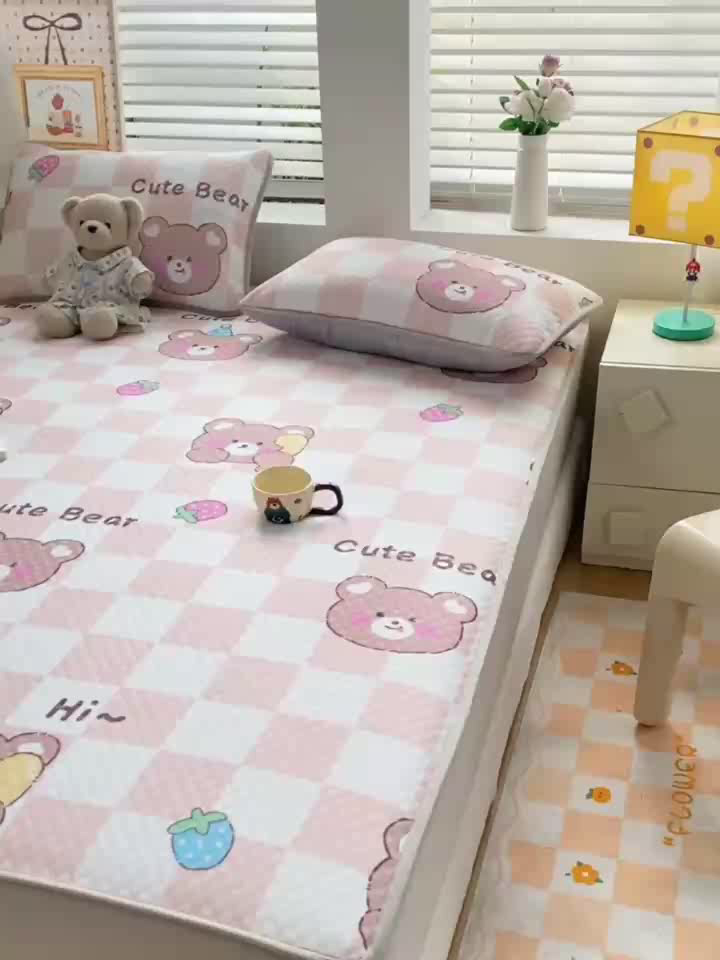 91家纺网 家纺一手货源 找家纺 慕梵家居 2025新款冰豆豆数码印花圆网凉席款凉席席子三件套 可爱熊-咖