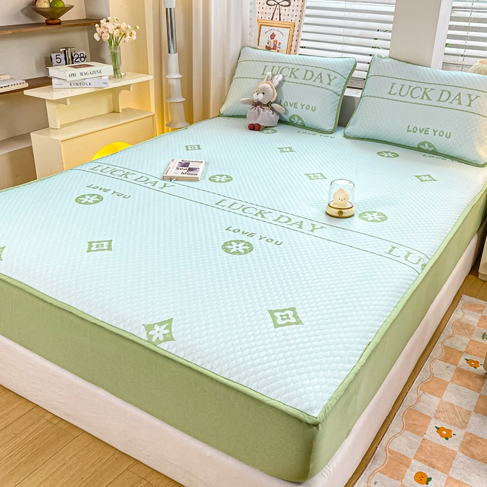 91家纺网 家纺一手货源 找家纺 慕梵家居 2025新款冰豆豆数码印花圆网凉席款凉席席子三件套 美好一天