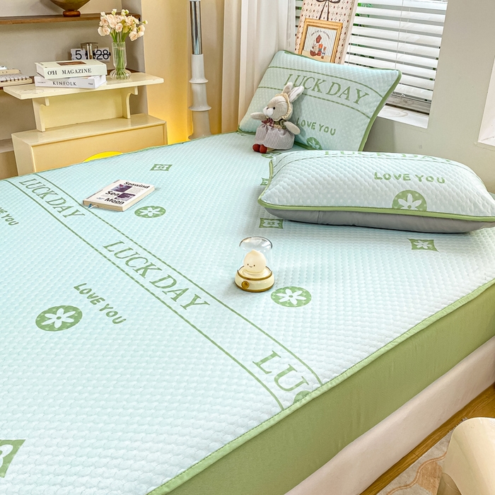 91家纺网 家纺一手货源 找家纺 慕梵家居 2025新款冰豆豆数码印花圆网凉席款凉席席子三件套 美好一天