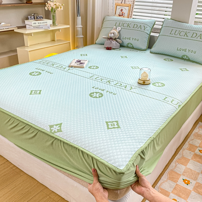 91家纺网 家纺一手货源 找家纺 慕梵家居 2025新款冰豆豆数码印花圆网凉席款凉席席子三件套 美好一天