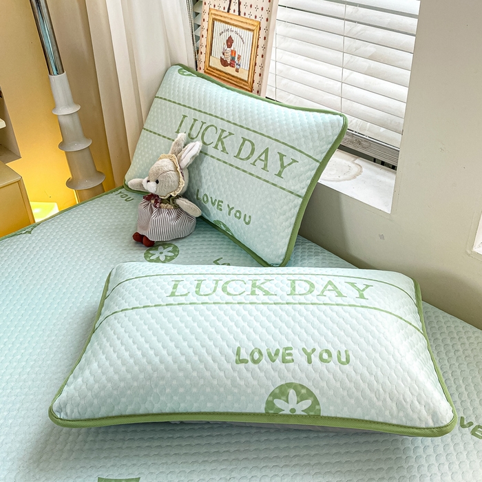 91家纺网 家纺一手货源 找家纺 慕梵家居 2025新款冰豆豆数码印花圆网凉席款凉席席子三件套 美好一天