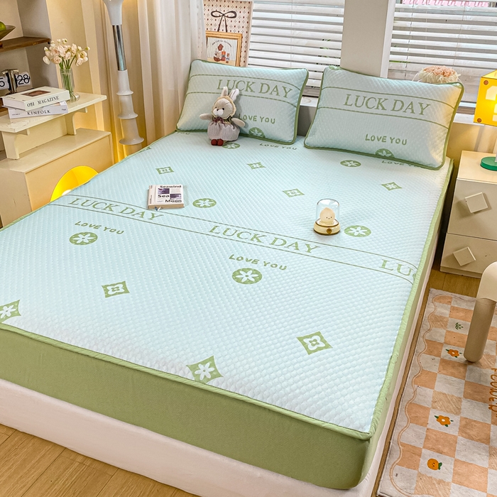 91家纺网 家纺一手货源 找家纺 慕梵家居 2025新款冰豆豆数码印花圆网凉席款凉席席子三件套 美好一天