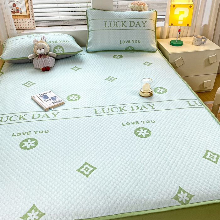 91家纺网 家纺一手货源 找家纺 慕梵家居 2025新款冰豆豆数码印花圆网凉席款凉席席子三件套 美好一天