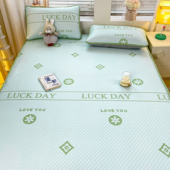 91家纺网 家纺一手货源 找家纺 慕梵家居 2025新款冰豆豆数码印花圆网凉席款凉席席子三件套 美好一天