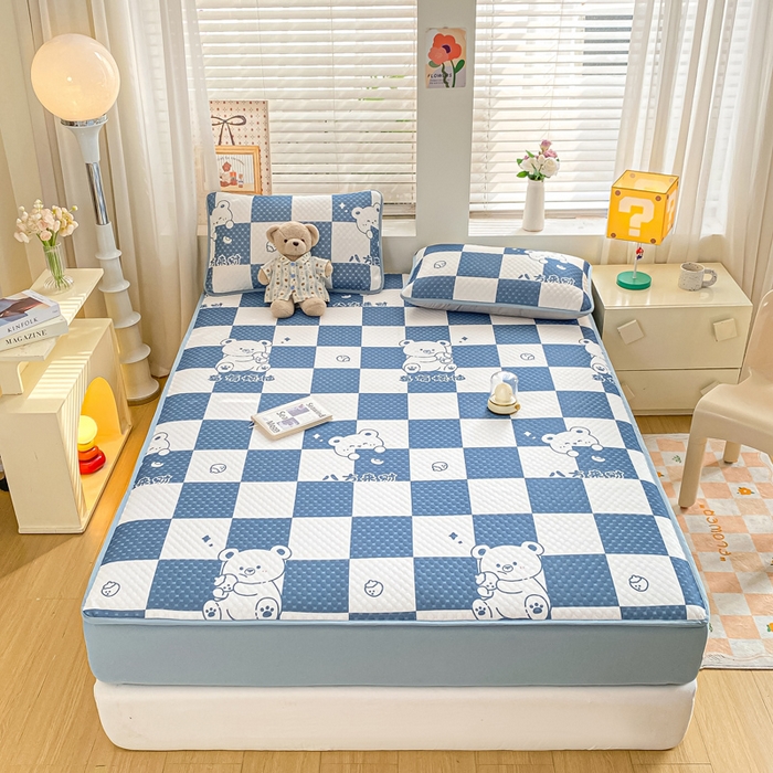 91家纺网 家纺一手货源 找家纺 慕梵家居 2025新款冰豆豆数码印花圆网凉席款凉席席子三件套 格子熊