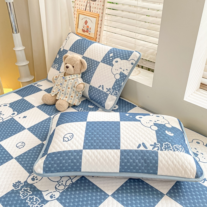 91家纺网 家纺一手货源 找家纺 慕梵家居 2025新款冰豆豆数码印花圆网凉席款凉席席子三件套 格子熊