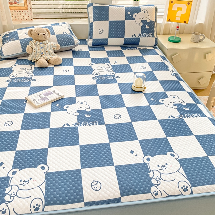 91家纺网 家纺一手货源 找家纺 慕梵家居 2025新款冰豆豆数码印花圆网凉席款凉席席子三件套 格子熊