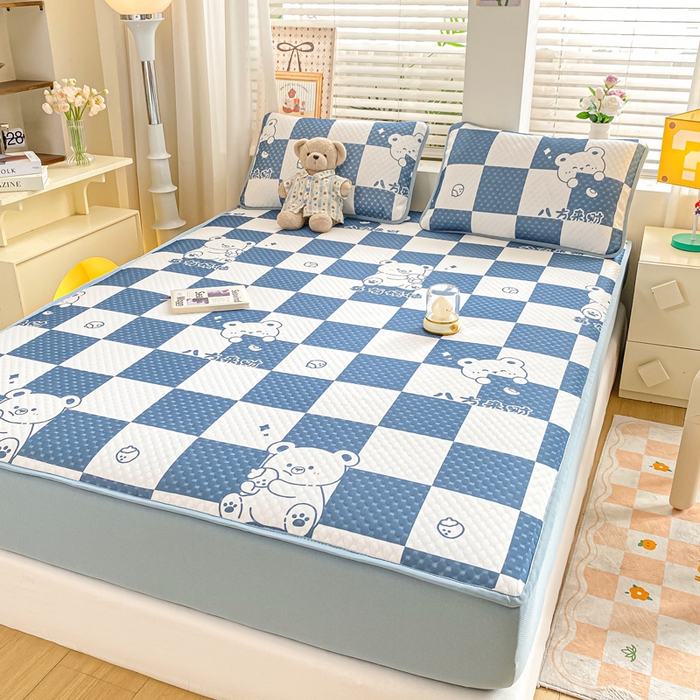 91家纺网 家纺一手货源 找家纺 慕梵家居 2025新款冰豆豆数码印花圆网凉席款凉席席子三件套 格子熊