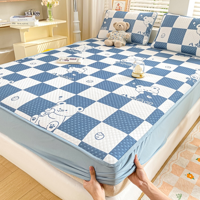 91家纺网 家纺一手货源 找家纺 慕梵家居 2025新款冰豆豆数码印花圆网凉席款凉席席子三件套 格子熊