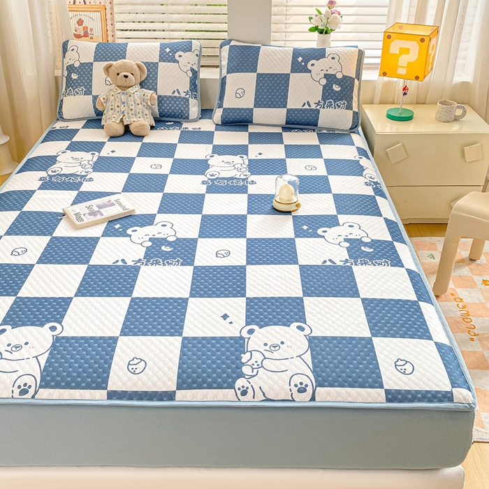 91家纺网 家纺一手货源 找家纺 慕梵家居 2025新款冰豆豆数码印花圆网凉席款凉席席子三件套 格子熊