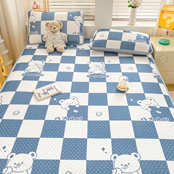 91家纺网 家纺一手货源 找家纺 慕梵家居 2025新款冰豆豆数码印花圆网凉席款凉席席子三件套 格子熊