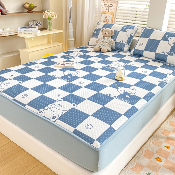 91家纺网 家纺一手货源 找家纺 慕梵家居 2025新款冰豆豆数码印花圆网凉席款凉席席子三件套 格子熊