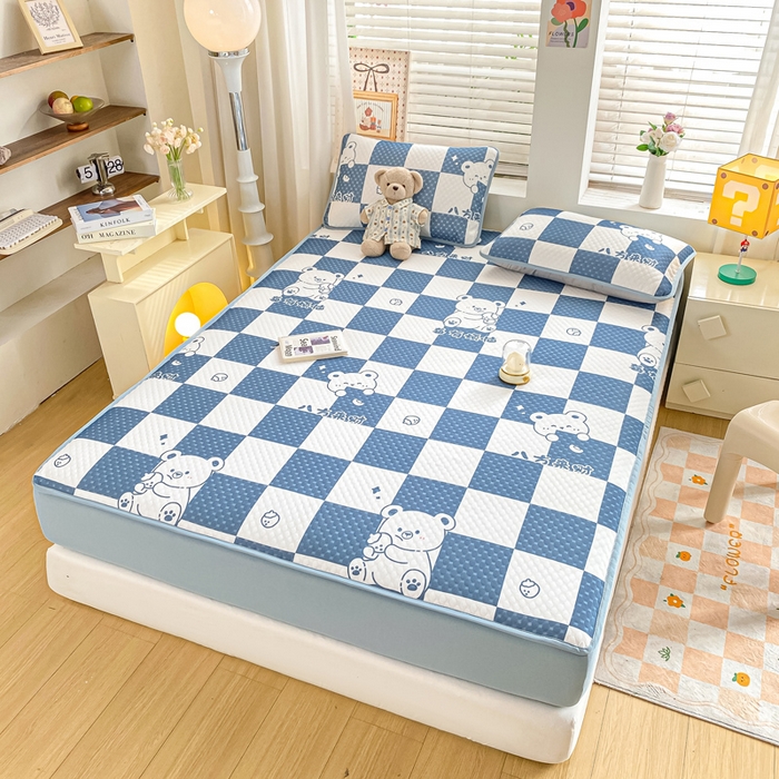 91家纺网 家纺一手货源 找家纺 慕梵家居 2025新款冰豆豆数码印花圆网凉席款凉席席子三件套 格子熊