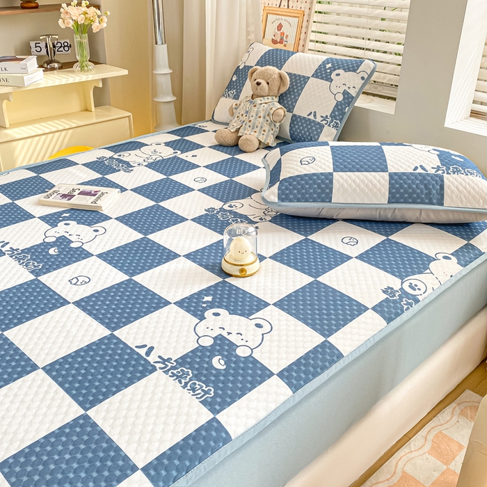 91家纺网 家纺一手货源 找家纺 慕梵家居 2025新款冰豆豆数码印花圆网凉席款凉席席子三件套 格子熊