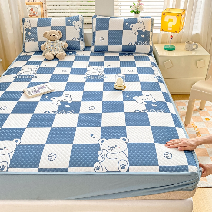 91家纺网 家纺一手货源 找家纺 慕梵家居 2025新款冰豆豆数码印花圆网凉席款凉席席子三件套 格子熊