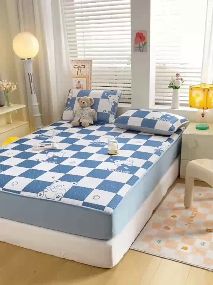 91家纺网 家纺一手货源 找家纺 慕梵家居 2025新款冰豆豆数码印花圆网凉席款凉席席子三件套 格子熊