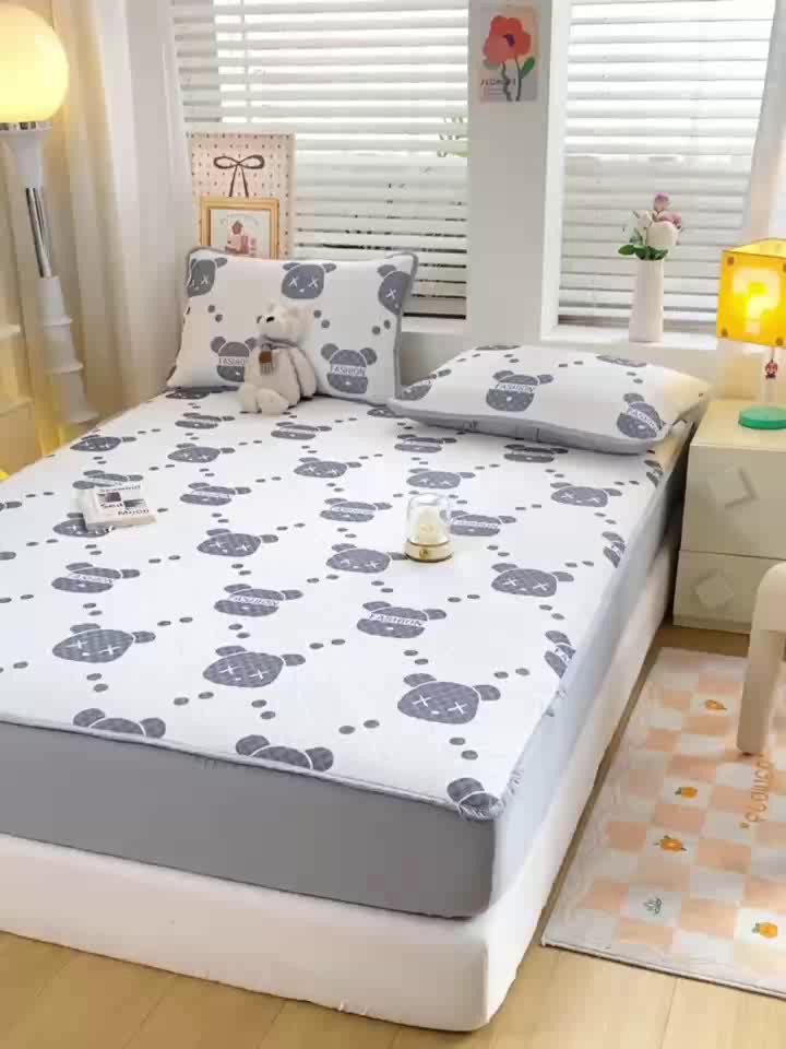 91家纺网 家纺一手货源 找家纺 慕梵家居 2025新款冰豆豆数码印花圆网凉席款凉席席子三件套 潮牌熊