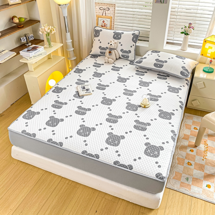 91家纺网 家纺一手货源 找家纺 慕梵家居 2025新款冰豆豆数码印花圆网凉席款凉席席子三件套 潮牌熊