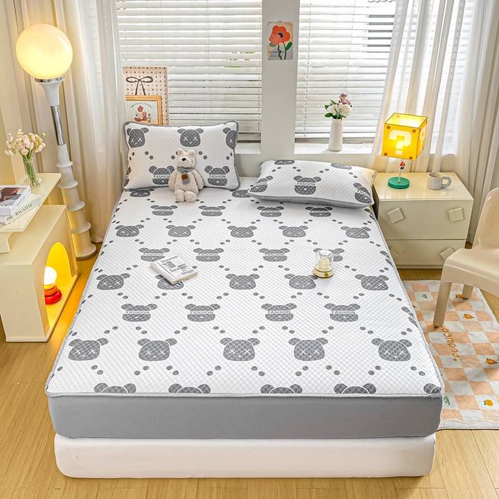 91家纺网 家纺一手货源 找家纺 慕梵家居 2025新款冰豆豆数码印花圆网凉席款凉席席子三件套 潮牌熊